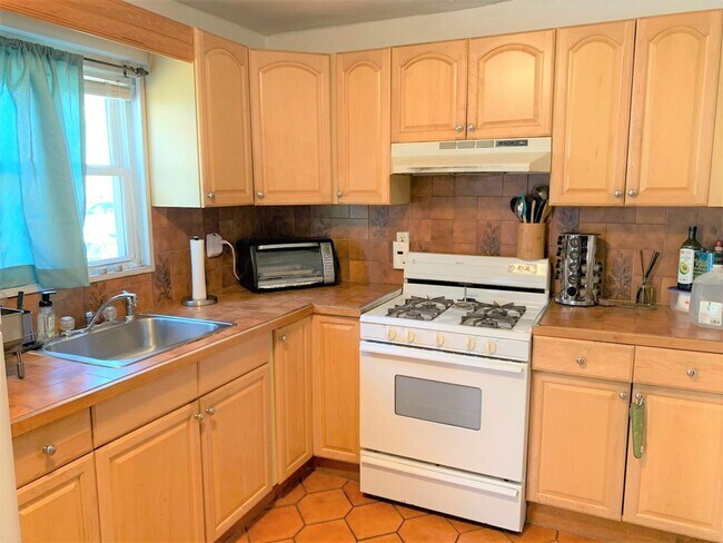 30 Murdock St, Unit #1 in Somerville, MA - Building Photo - Building Photo