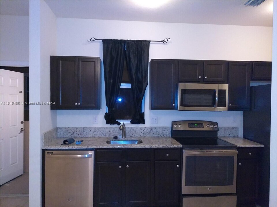 9505 SW 171st Ct-Unit -2 in Miami, FL - Building Photo