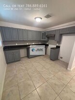 14040 NE 2nd St in Miami, FL - Building Photo