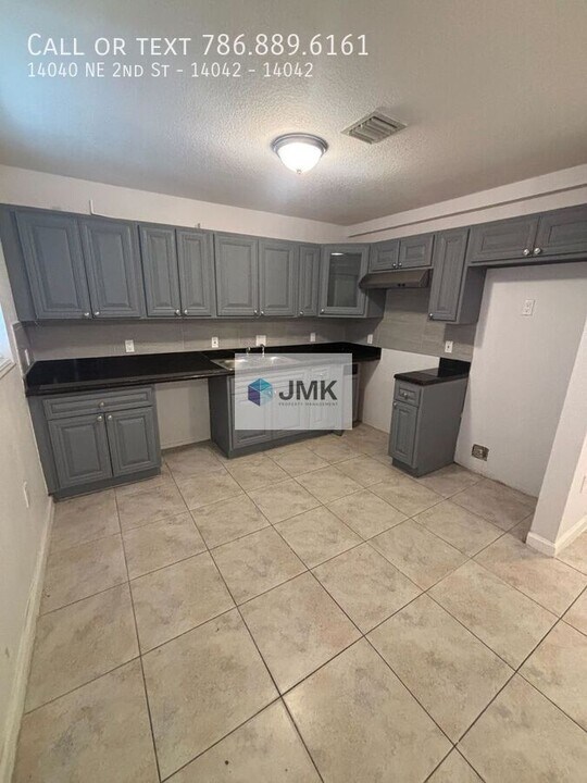 14040 NE 2nd St in Miami, FL - Building Photo