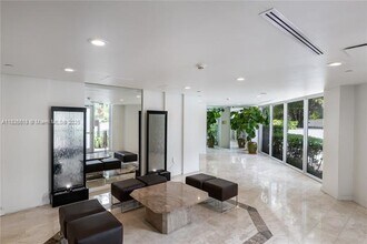 1621 Bay Rd, Unit 906 in Miami Beach, FL - Foto de edificio - Building Photo