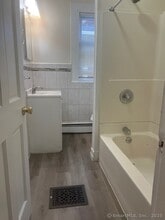 32 Hazelwood Ave in Bridgeport, CT - Building Photo - Building Photo