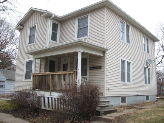 205 1/2 S 4th Street in Fairfield, IA - Building Photo