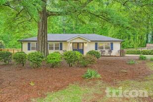 2001 E Lake Dr in Marietta, GA - Building Photo