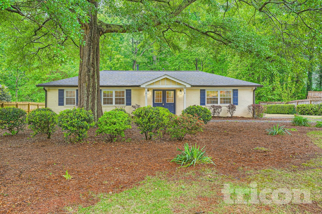 2001 E Lake Dr in Marietta, GA - Foto de edificio