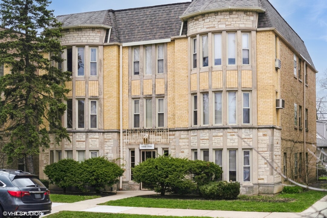 6656 W Devon Ave in Chicago, IL - Building Photo