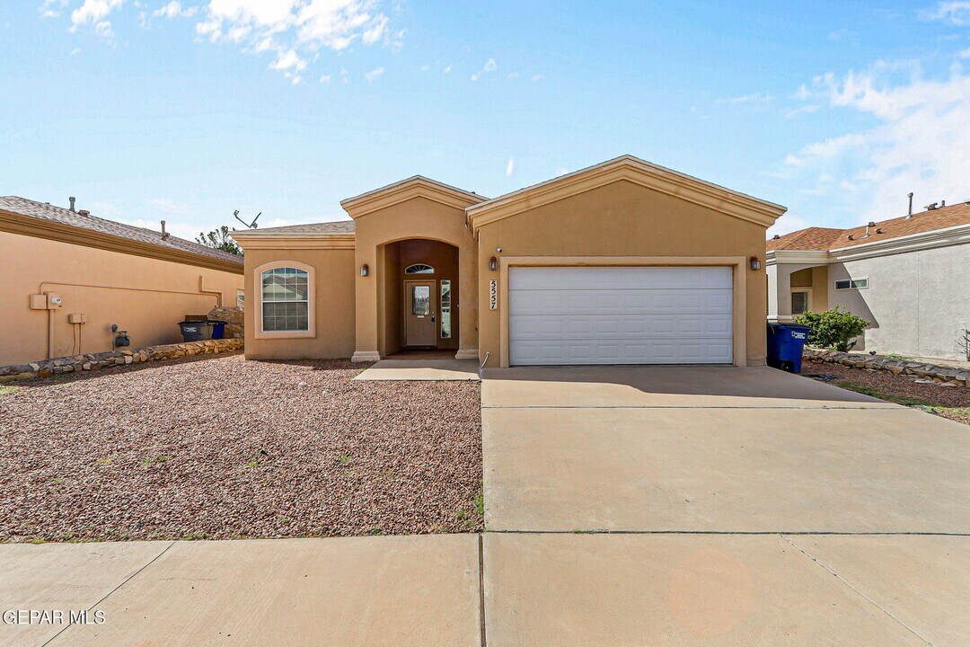5557 Gustavo Madrid Ln in El Paso, TX - Building Photo