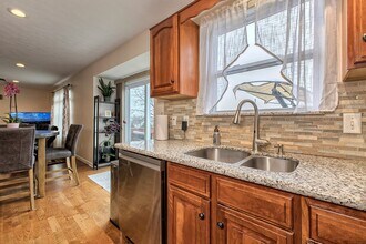 304 Chanticleer Cir in New Stanton, PA - Foto de edificio - Building Photo