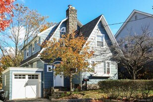 215 Maple Ave in Mamaroneck, NY - Building Photo