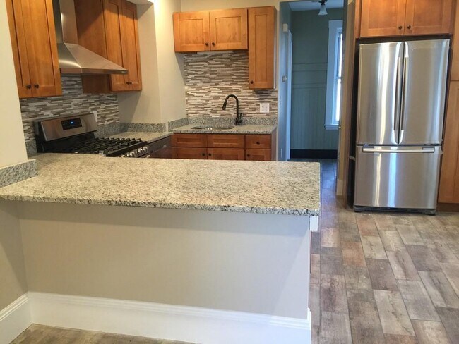 23 Alston St, Unit 2 in Somerville, MA - Foto de edificio - Building Photo