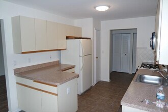 72 Riverview Ct in Secaucus, NJ - Building Photo - Building Photo