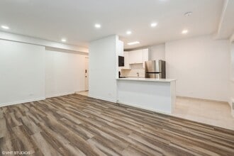2424 W Estes Ave in Chicago, IL - Building Photo - Building Photo