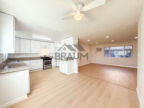 13129 Oxnard St in Los Angeles, CA - Foto de edificio - Building Photo