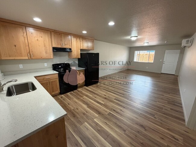 1010-1012 Highlands Loop in Willamina, OR - Foto de edificio - Building Photo