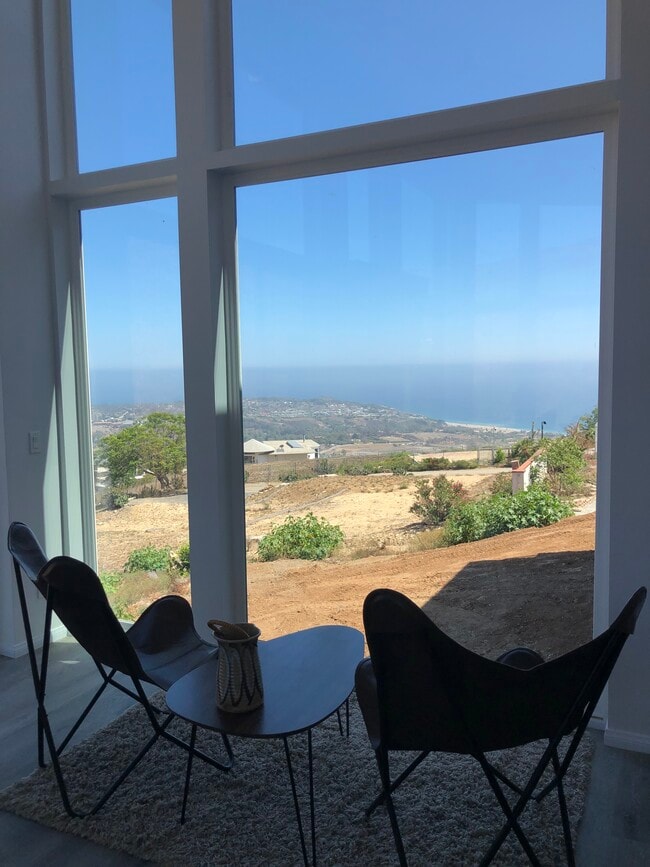30001 Zenith Point Rd in Malibu, CA - Foto de edificio - Building Photo