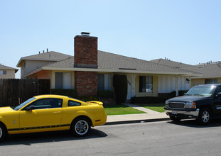 16682 Bartlett Ln in Huntington Beach, CA - Building Photo - Building Photo