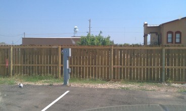 57 Crockett St in Big Wells, TX - Foto de edificio - Other