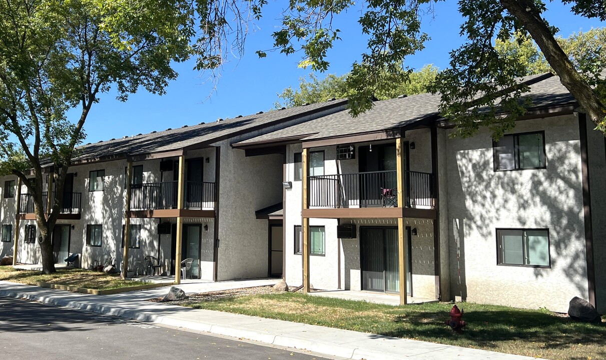 Maple Tree Villa Apartments in Buffalo, MN - Building Photo