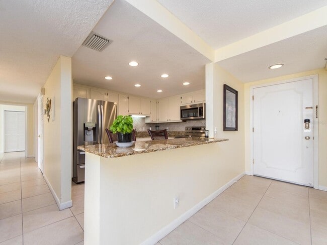 675 S Gulfview Blvd, Unit 902 in Clearwater, FL - Building Photo - Building Photo