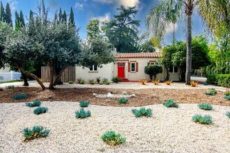 15946 Hart St in Los Angeles, CA - Foto de edificio - Building Photo