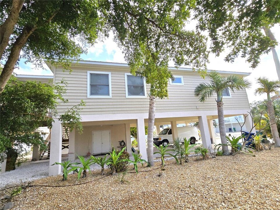 221 S Harbor Dr in Holmes Beach, FL - Building Photo