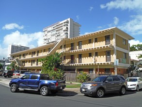 Hale Kahakai Apartments in Honolulu, HI - Building Photo - Building Photo