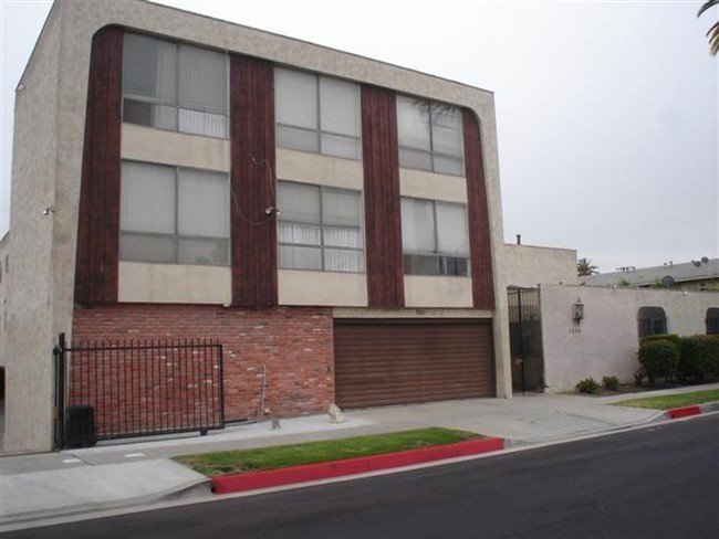 7008 Stafford Ave in Huntington Park, CA - Foto de edificio - Building Photo