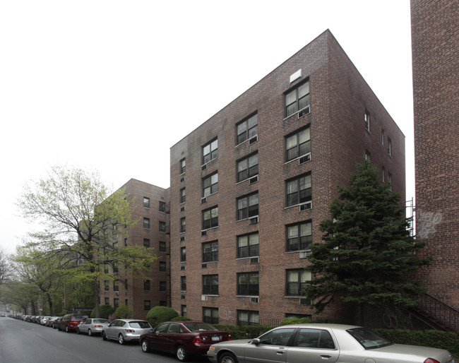 102-30 67th Ave in Forest Hills, NY - Foto de edificio - Building Photo