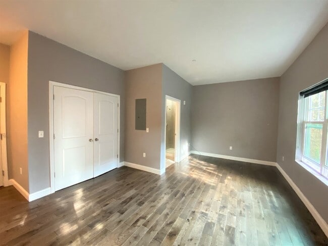 41 Saratoga St, Unit 4E in Boston, MA - Foto de edificio - Building Photo