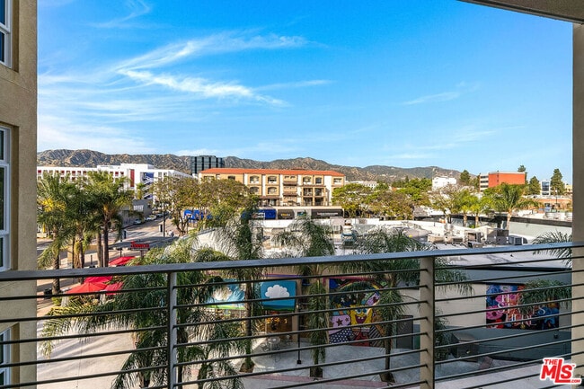 250 N 1st St in Burbank, CA - Building Photo - Building Photo
