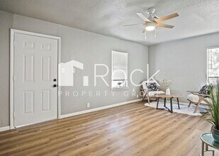 521 E Douglas Dr in Midwest City, OK - Building Photo - Building Photo