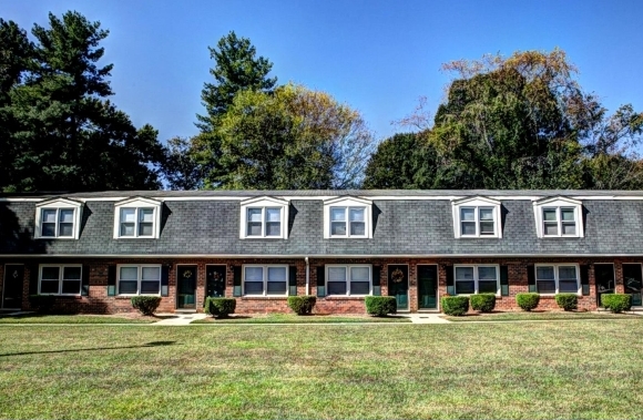 Lynrock Apartments in Eden, NC - Building Photo