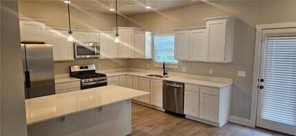 310 W Kinniburgh Dr in Farmington, AR - Building Photo - Building Photo