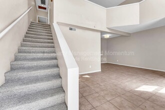 930 E Primrose St, Unit Apartment A2 in Springfield, MO - Foto de edificio - Building Photo