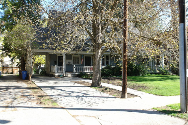 2236 W Pacific Ave in Spokane, WA - Foto de edificio - Building Photo