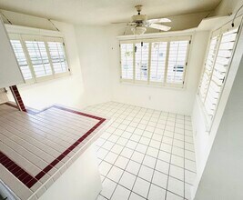 135 178th Ave W, Unit Upper in Redington Shores, FL - Foto de edificio - Building Photo