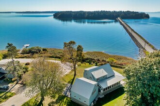 1 Shoreline Dr in Falmouth, ME - Building Photo - Building Photo