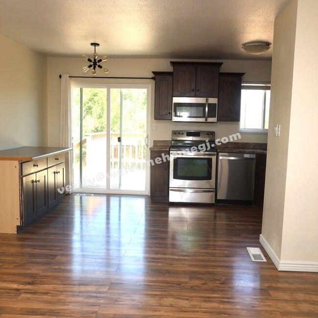property at 2844 Lexington Ln