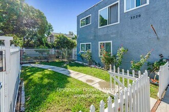 3220 Casitas Ave in Los Angeles, CA - Foto de edificio - Building Photo
