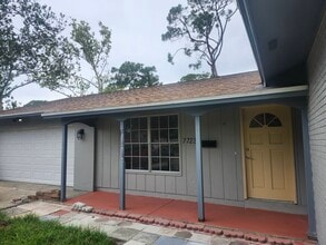 7723 W Pocahontas Ave in Tampa, FL - Foto de edificio - Building Photo