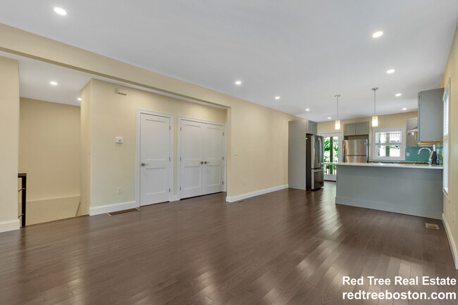 161 4th St, Unit 1 in Medford, MA - Building Photo - Building Photo