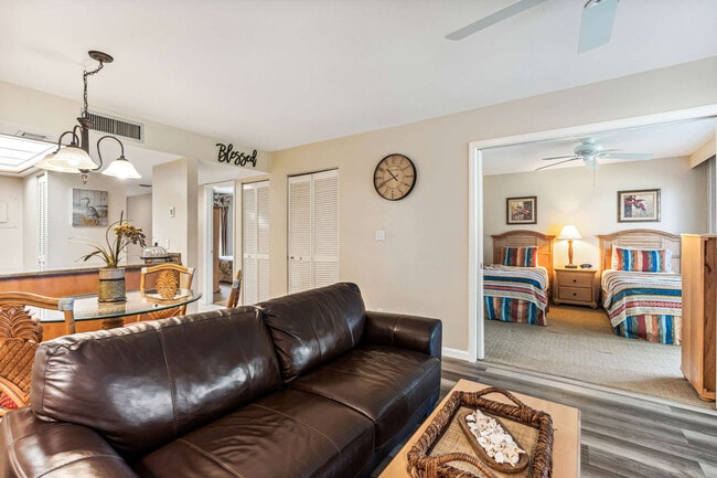 600 Neapolitan Way in Naples, FL - Building Photo - Building Photo