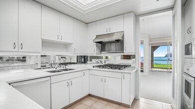 206 Paradise Dr in Tiburon, CA - Building Photo - Building Photo