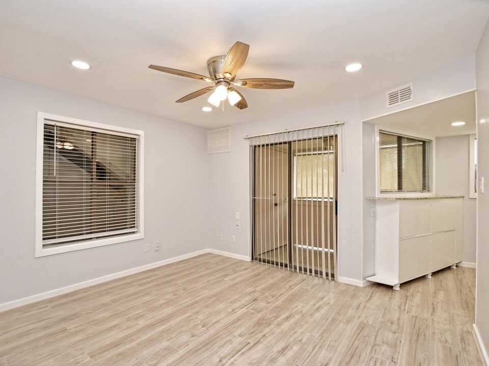 2500 Burleson Ct in Austin, TX - Building Photo