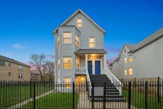 8026 S Coles Ave in Chicago, IL - Building Photo - Building Photo