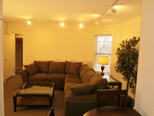 103 Highland Pl, Unit 2 in Ithaca, NY - Foto de edificio - Building Photo