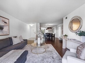 7575 Katy Fwy in Houston, TX - Building Photo - Building Photo