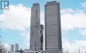 195 Commerce St in Vaughan, ON - Building Photo