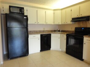534 Shady Pine Way in Greenacres, FL - Building Photo - Building Photo