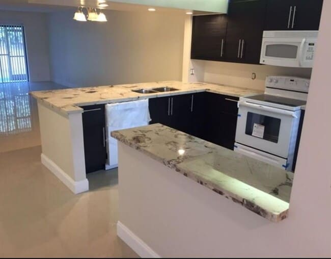 227 Lakeview Dr in Weston, FL - Building Photo - Building Photo